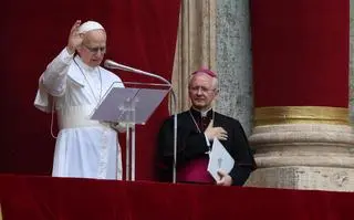 Papież Leon XIV prowadzi modlitwę Regina Caeli z Centralnej Loggii Bazyliki Świętego Piotra