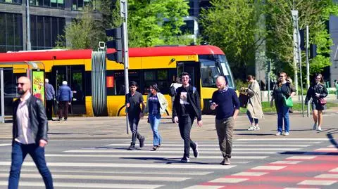 Piesi przechodzą przez ulicę