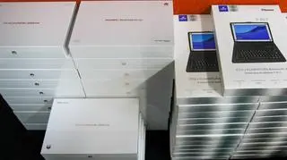 Minister przywiózł tablety dla uczniów