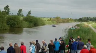 Mimo nie zawsze słonecznej pogody, wyścig obserwuje miejscowa publiczność