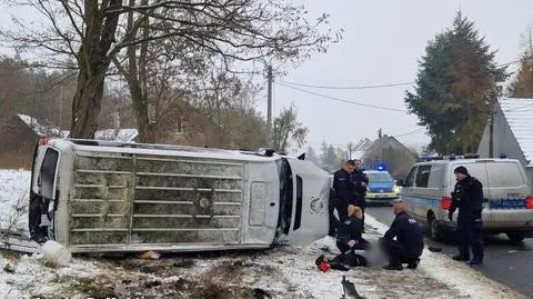 Pościg za 15-latkiem. Uciekał kradzionym busem i taranował radiowozy