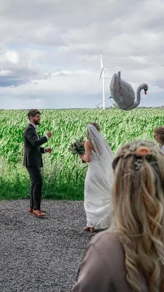 Zdjęcie pary młodej wypuszczającej balon w czerwcu 2022 roku
