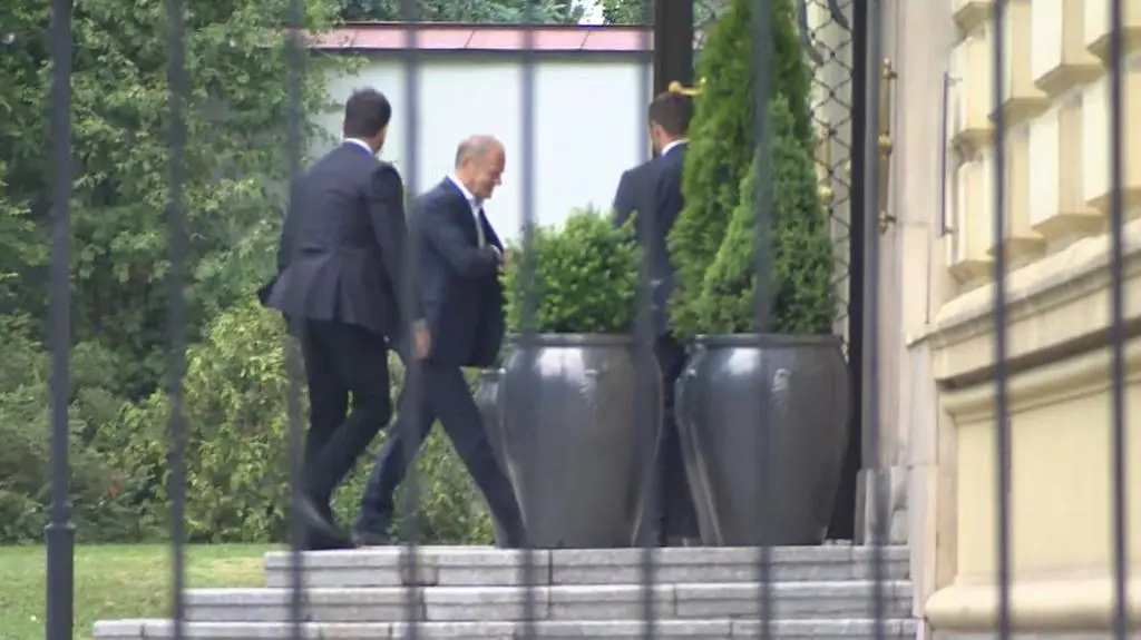 Donald Tusk wchodzący do kancelarii premiera