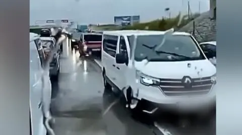 Auta jechały pod prąd korytarzem życia
