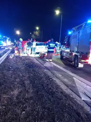 Wypadek z udziałem wozu strażackiego i auta osobowego