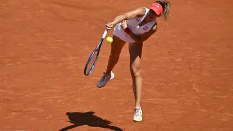 Linette za burtą. Wyrównana walka z faworytką, potem walka z bólem