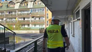 Działania policji na miejscu pożaru w Ząbkach