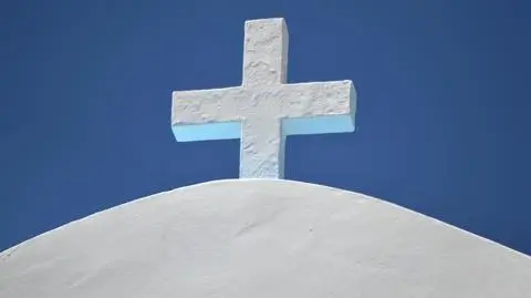 krzyz kosciol shutterstock_1843916002