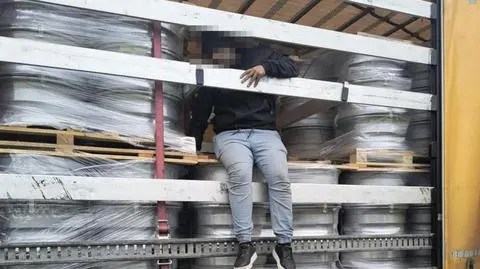 Mężczyzna ukryty był w naczepie ciężarówki 