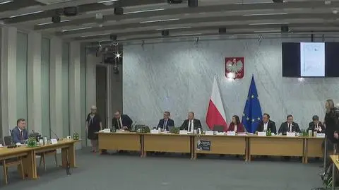 Poseł PiS przyklejał plakaty na komisji do spraw Pegasusa