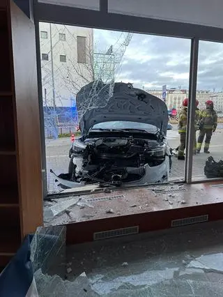 Samochód wjechał w witrynę sklepową