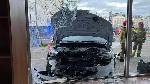 Samochód wjechał w witrynę sklepową