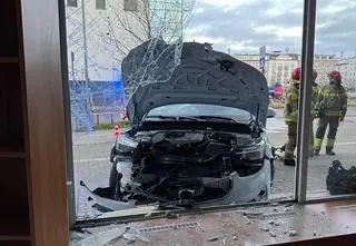 71-latek wjechał w witrynę sklepową