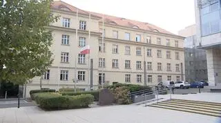 Flagi opuszczone do połowy masztu na znak żałoby