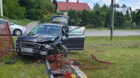 Samochód uderzył w ogrodzenie, nie żyje rowerzysta