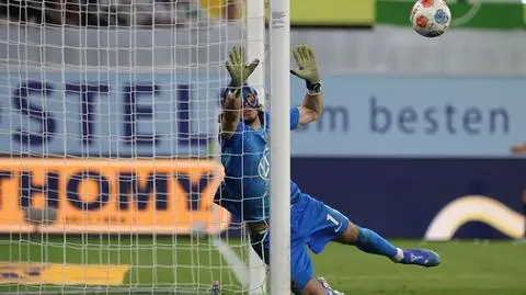 Co dalej z polskim bramkarzem Wolfsburga? "Dramatyczne konsekwencje" spadku Wilków