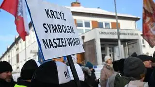 Rozmawialiśmy z nauczycielką, która wyrzuciła krzyż do kosza