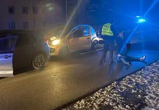 Chcieli odebrać od seniorki pieniądze, wpadli przed blokiem. Za jednym ruszył pościg