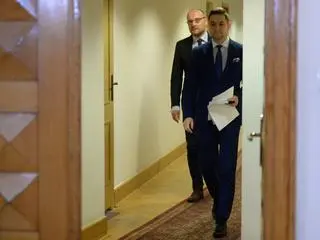 Warszawa, 11.10.2017. Wiceminister sprawiedliwości, przewodniczący komisji weryfikacyjnej Patryk Jaki oraz dyrektor Departamentu Prawa Administracyjnego w Ministerstwie Sprawiedliwości, prof. Kamil Zaradkiewicz
