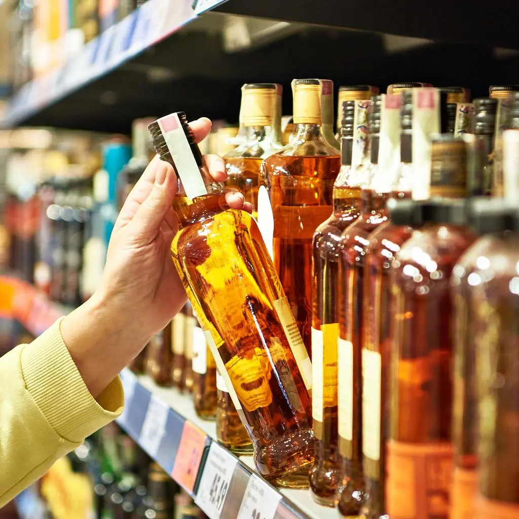 alkohol sklep shutterstock_2430631513