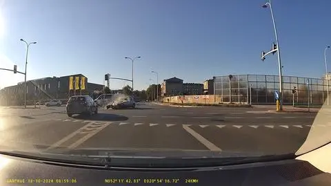 "Policjanci jechali na sygnale do interwencji". Tak doszło do zderzenia dwóch aut i radiowozu