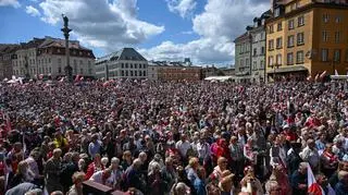 Prezydent w tłumie zwolenników zmierza do Zamku Królewskiego na ceremonię inwestytury