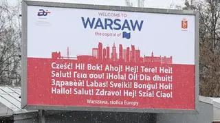 Polska prezydencja w Radzie UE. Banner kampanii witającej zagranicznych gości w Warszawie