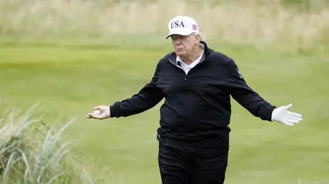Donald Trump na polu golfowym w swoim ośrodku w Turnberry w Szkocji