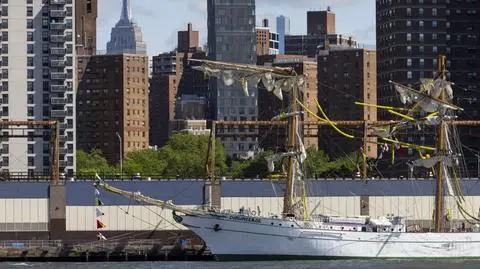 Uszkodzony żaglowiec Cuauhtémoc przy nabrzeżu East River w Nowym Jorku
