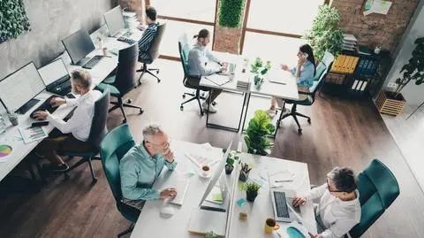 praca biuro shutterstock_2572543283