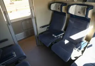 "Nie ma zgody na te wagony". PKP nie chce ich, producent tłumaczy, że to druga klasa