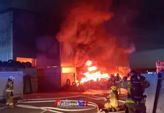 Gęsty dym nad Bochnią. Duży pożar hali