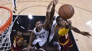 Tim Duncan (w środku) i LeBron James (2016). Blok, który może mieć zaskakującą wartość 