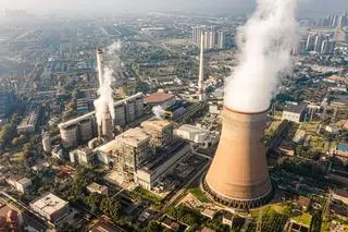 Widok z lotu ptaka na chłodnię kominową elektrowni jądrowej w Wuhan