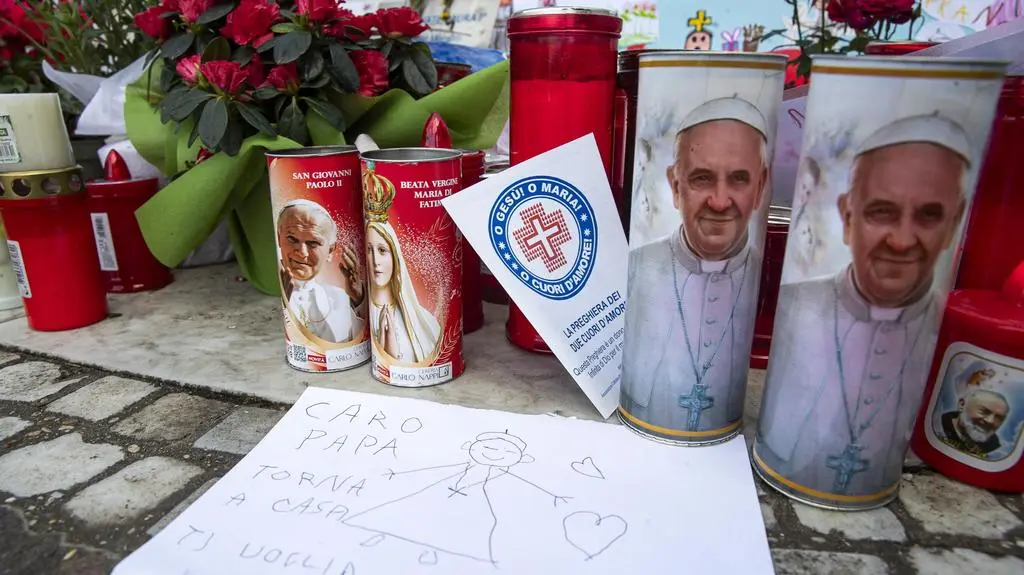 Kwiaty i znicze z wizerunkiem Franciszka w pobliżu Polikliniki Gemelli