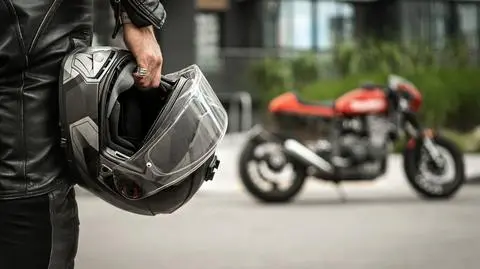 Więzienie za jazdę motocyklem mimo dożywotniego zakazu. Skazany mężczyzna aresztowany na rozprawie