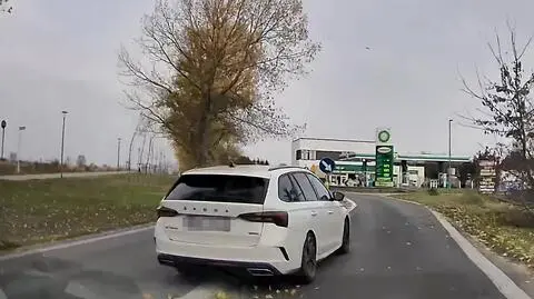 Niebezpieczny manewr kierowcy skody w Pęcicach