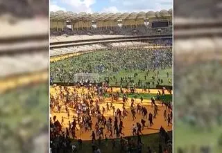 Gaz, strzały i panika na stadionie. Nie żyją 4 osoby