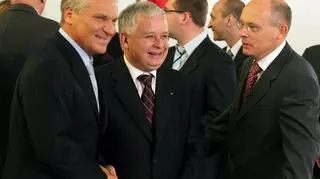 Warszawa, 24 stycznia 2005. Prezydent Aleksander Kwaśniewski, prezydent elekt Lech Kaczyński i lider Socjaldemokracji Polskiej Marek Borowski podczas oficjalnego ogłoszenia wyników wyborów prezydenckich