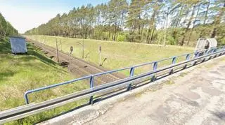 Samochód spadł z wiaduktu na tory pod jadący pociąg. Kierowca uciekł