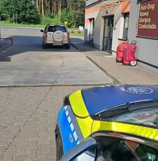 Zaparkował przed stacją paliw 