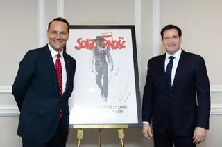Sikorski wręczył Rubio prezent