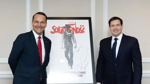 Sikorski wręczył Rubio prezent