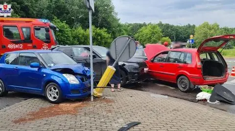 Poniatowa: Nie ustąpiła pierwszeństwa, doszło do zderzenia trzech samochodów