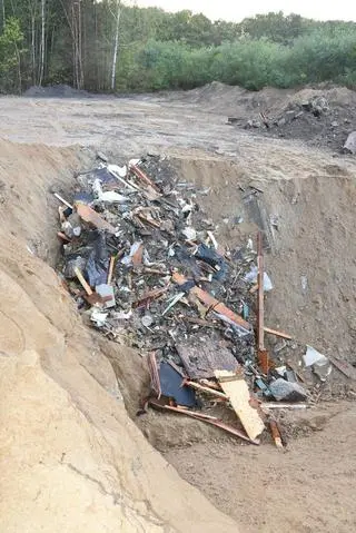 Wśród wyrzucanych odpadów znajdowały się między innymi lepik, papa i wełna mineralna