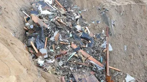 Wśród wyrzucanych odpadów znajdowały się między innymi lepik, papa i wełna mineralna