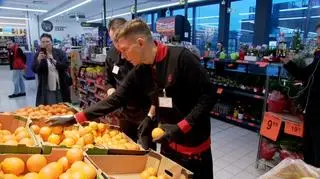Poseł Ryszard Petru pracuje w Wigilię w Biedronce