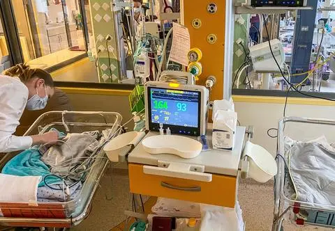Przyszły na świat 13 tygodni za wcześnie. Na walce o ich życie się nie skończyło