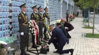 Andrzej Duda złożył kwiaty pod Ścianą Pamięci Poległych za Ukrainę