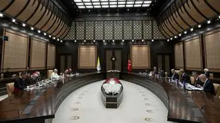 Papież Leon XIV w trakcie spotkania w pałacu prezydenckim w Ankarze